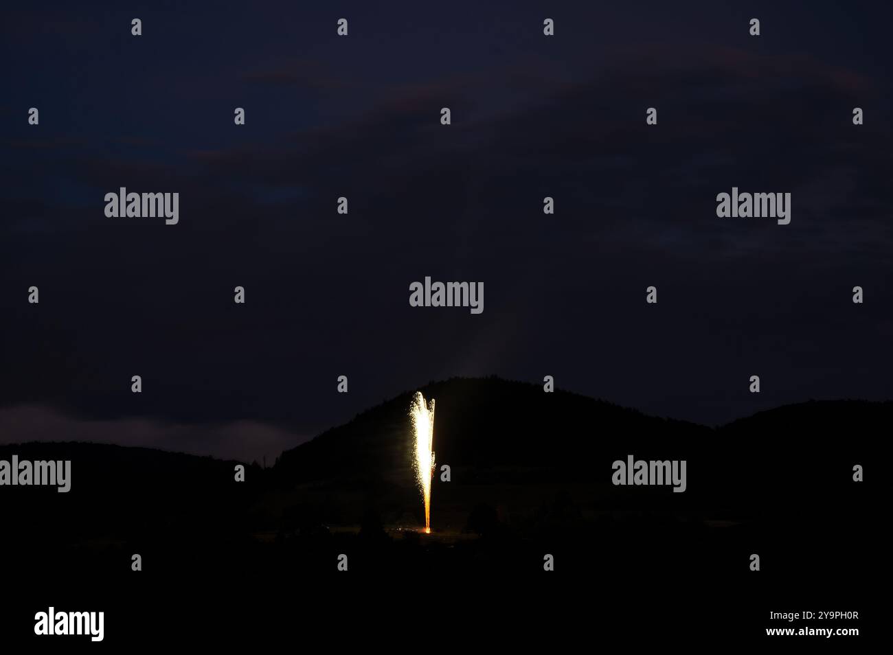 Une fusée de feu d'artifice dans le ciel la nuit Banque D'Images