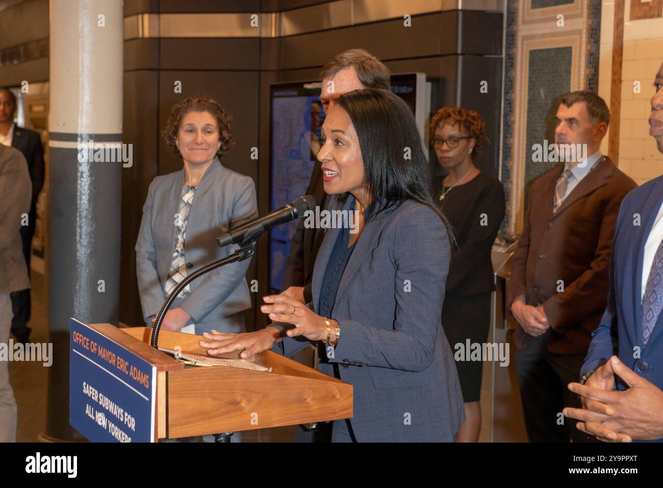 New York, New York, États-Unis. 10 octobre 2024. (NOUVEAU) le maire Adams fait une annonce sur la sécurité du métro et les services sociaux. 10 octobre 2024, New York, New York, États-Unis : Anne Williams-Isom, adjointe au maire de la ville de New York pour la santé et les services sociaux, s'exprime lors de la conférence de presse du maire Adams sur la sécurité du métro et les services sociaux à l'intérieur de la station de métro Times Square 42nd Street dans le centre-ville de Manhattan le 10 octobre 2024 à New York. Le maire Adams a annoncé l'initiative PATH, un effort multi-agences impliquant le NYPD, le Département des services aux sans-abri et les travailleurs de la santé, en utilisant un "co-re Banque D'Images