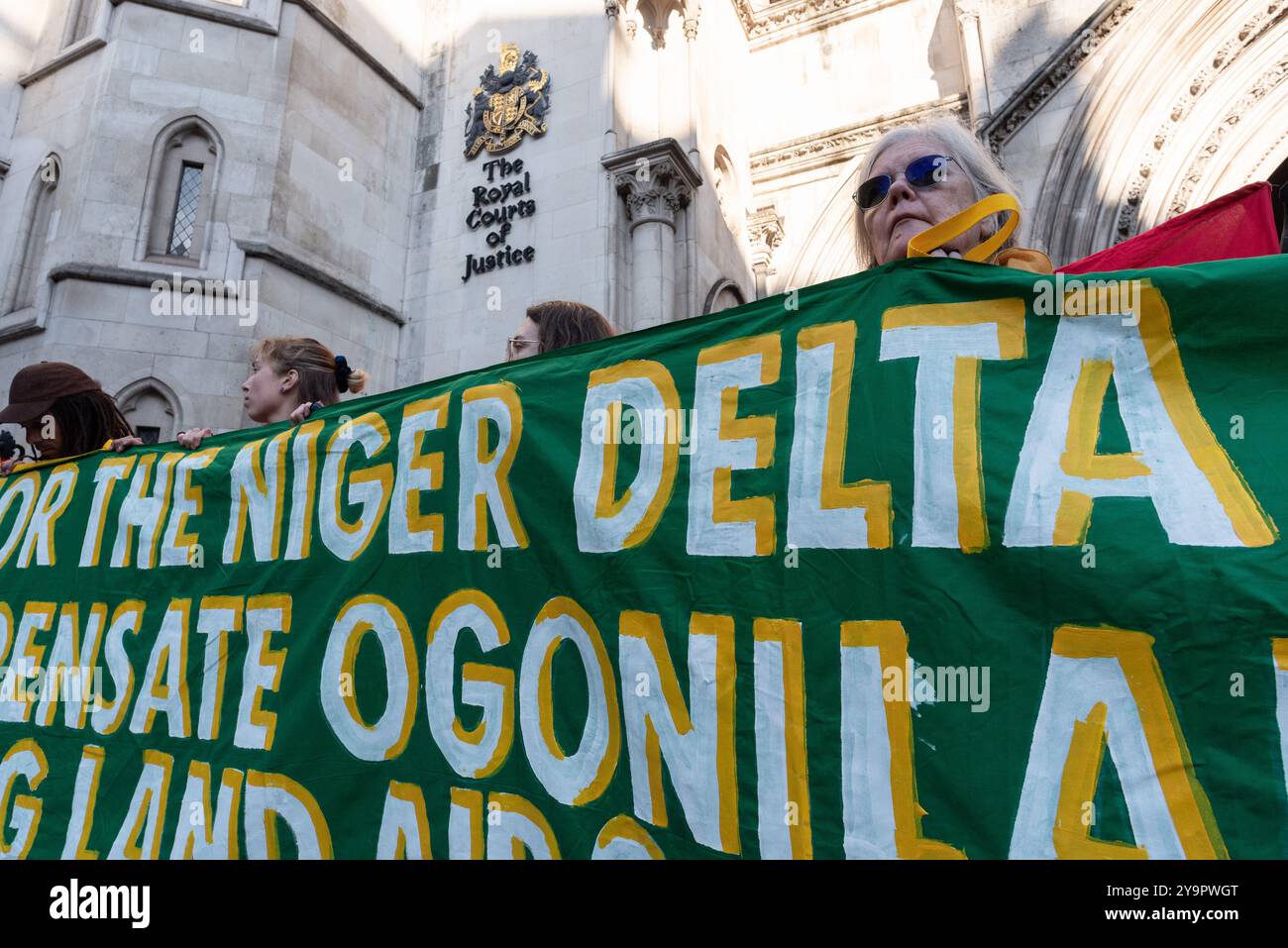 Londres, Royaume-Uni. 11 octobre 2024. Les militants de Fossil Free London et ses partisans se rassemblent devant les cours royales de justice le dernier jour d’une audience de la Cour d’appel qui, selon eux, aura des implications majeures pour les futures revendications environnementales. Les membres des communautés bille et Ogale dans le delta du Niger allèguent que les déversements de pétrole pendant de nombreuses années par la filiale nigériane de Shell, SPDC, ont pollué leurs terres et leurs eaux. Ils interjettent appel d'une décision antérieure selon laquelle ils doivent prouver quel déversement spécifique a causé exactement quels dommages environnementaux. Crédit : Ron Fassbender/Alamy Live News Banque D'Images