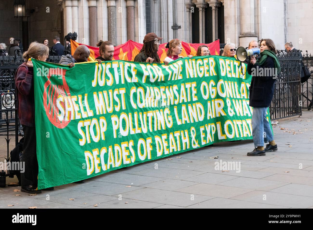 Londres, Royaume-Uni. 11 octobre 2024. Les militants de Fossil Free London et ses partisans se rassemblent devant les cours royales de justice le dernier jour d’une audience de la Cour d’appel qui, selon eux, aura des implications majeures pour les futures revendications environnementales. Les membres des communautés bille et Ogale dans le delta du Niger allèguent que les déversements de pétrole pendant de nombreuses années par la filiale nigériane de Shell, SPDC, ont pollué leurs terres et leurs eaux. Ils interjettent appel d'une décision antérieure selon laquelle ils doivent prouver quel déversement spécifique a causé exactement quels dommages environnementaux. Crédit : Ron Fassbender/Alamy Live News Banque D'Images