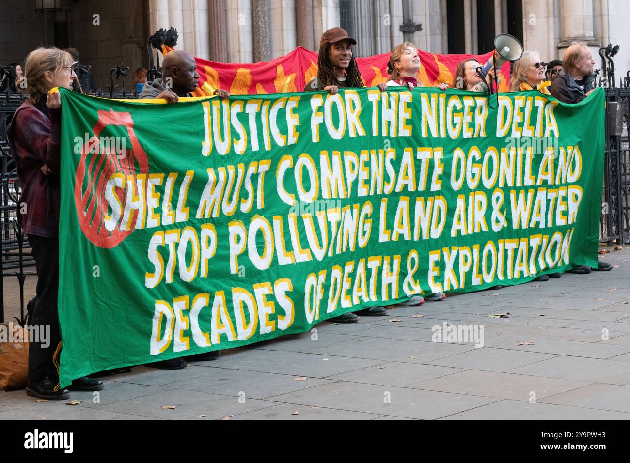 Londres, Royaume-Uni. 11 octobre 2024. Les militants de Fossil Free London et ses partisans se rassemblent devant les cours royales de justice le dernier jour d’une audience de la Cour d’appel qui, selon eux, aura des implications majeures pour les futures revendications environnementales. Les membres des communautés bille et Ogale dans le delta du Niger allèguent que les déversements de pétrole pendant de nombreuses années par la filiale nigériane de Shell, SPDC, ont pollué leurs terres et leurs eaux. Ils interjettent appel d'une décision antérieure selon laquelle ils doivent prouver quel déversement spécifique a causé exactement quels dommages environnementaux. Crédit : Ron Fassbender/Alamy Live News Banque D'Images