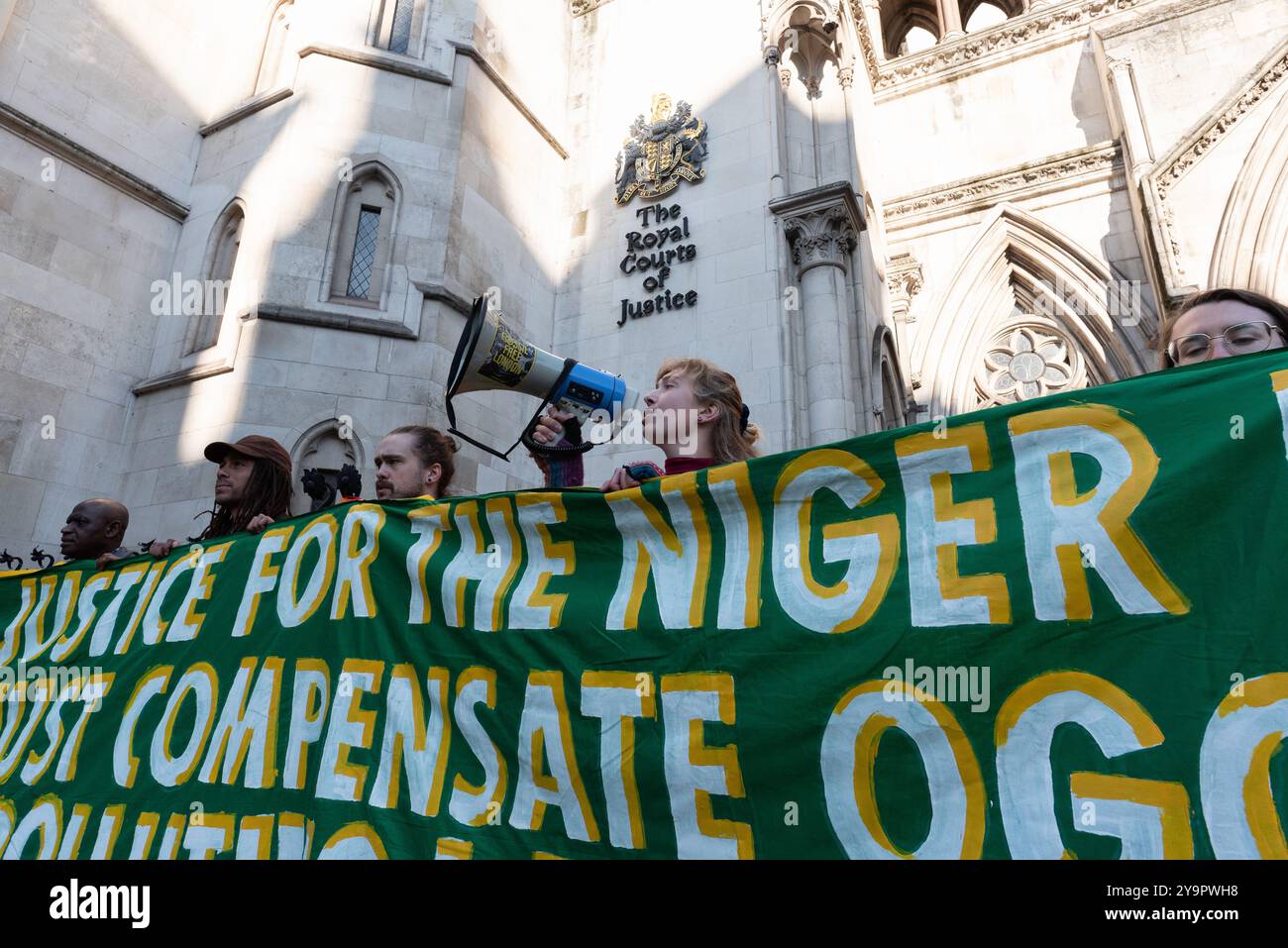 Londres, Royaume-Uni. 11 octobre 2024. Les militants de Fossil Free London et ses partisans se rassemblent devant les cours royales de justice le dernier jour d’une audience de la Cour d’appel qui, selon eux, aura des implications majeures pour les futures revendications environnementales. Les membres des communautés bille et Ogale dans le delta du Niger allèguent que les déversements de pétrole pendant de nombreuses années par la filiale nigériane de Shell, SPDC, ont pollué leurs terres et leurs eaux. Ils interjettent appel d'une décision antérieure selon laquelle ils doivent prouver quel déversement spécifique a causé exactement quels dommages environnementaux. Crédit : Ron Fassbender/Alamy Live News Banque D'Images