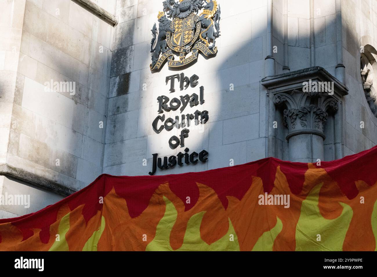 Londres, Royaume-Uni. 11 octobre 2024. Les militants de Fossil Free London et ses partisans se rassemblent devant les cours royales de justice le dernier jour d’une audience de la Cour d’appel qui, selon eux, aura des implications majeures pour les futures revendications environnementales. Les membres des communautés bille et Ogale dans le delta du Niger allèguent que les déversements de pétrole pendant de nombreuses années par la filiale nigériane de Shell, SPDC, ont pollué leurs terres et leurs eaux. Ils interjettent appel d'une décision antérieure selon laquelle ils doivent prouver quel déversement spécifique a causé exactement quels dommages environnementaux. Crédit : Ron Fassbender/Alamy Live News Banque D'Images