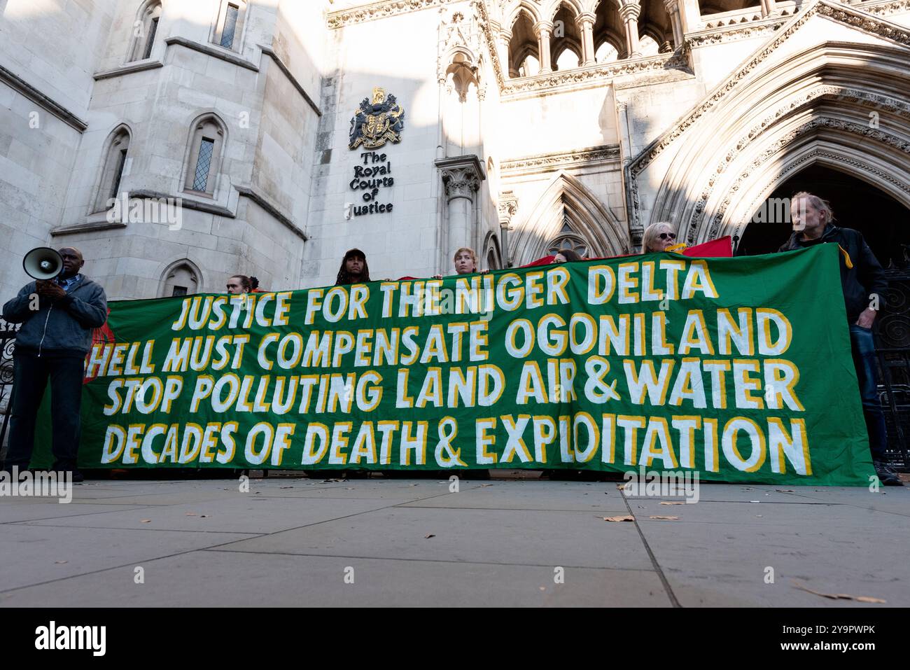 Londres, Royaume-Uni. 11 octobre 2024. Les militants de Fossil Free London et ses partisans se rassemblent devant les cours royales de justice le dernier jour d’une audience de la Cour d’appel qui, selon eux, aura des implications majeures pour les futures revendications environnementales. Les membres des communautés bille et Ogale dans le delta du Niger allèguent que les déversements de pétrole pendant de nombreuses années par la filiale nigériane de Shell, SPDC, ont pollué leurs terres et leurs eaux. Ils interjettent appel d'une décision antérieure selon laquelle ils doivent prouver quel déversement spécifique a causé exactement quels dommages environnementaux. Crédit : Ron Fassbender/Alamy Live News Banque D'Images