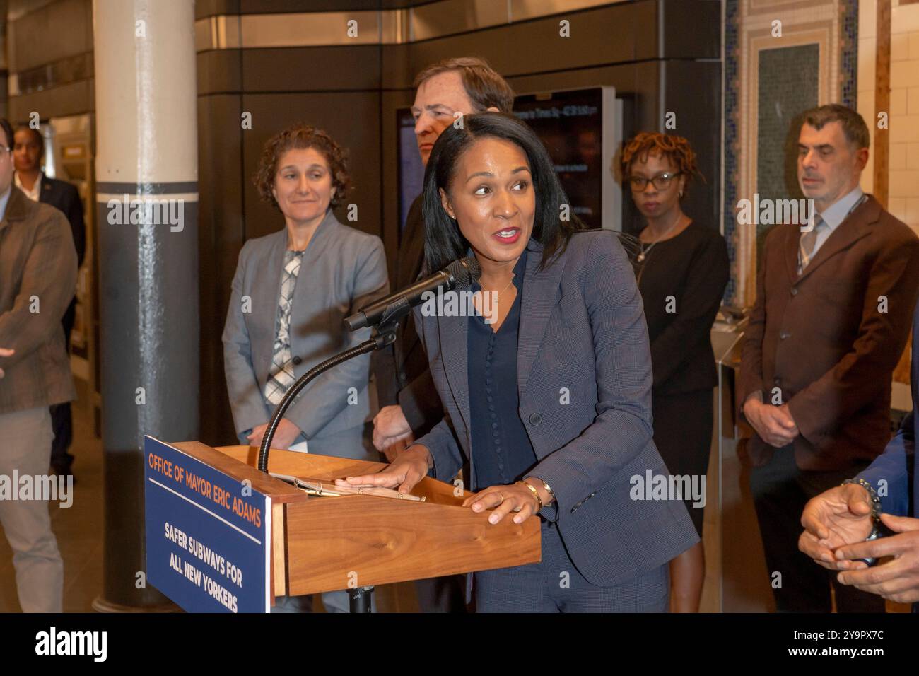 New York, New York, États-Unis. 10 octobre 2024. (NOUVEAU) le maire Adams fait une annonce sur la sécurité du métro et les services sociaux. 10 octobre 2024, New York, New York, États-Unis : Anne Williams-Isom, adjointe au maire de la ville de New York pour la santé et les services sociaux, s'exprime lors de la conférence de presse du maire Adams sur la sécurité du métro et les services sociaux à l'intérieur de la station de métro Times Square 42nd Street dans le centre-ville de Manhattan le 10 octobre 2024 à New York. Le maire Adams a annoncé l'initiative PATH, un effort multi-agences impliquant le NYPD, le Département des services aux sans-abri et les travailleurs de la santé, en utilisant un "co-re Banque D'Images