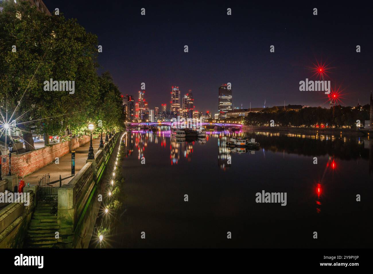 Ciel nocturne violet et reflets sur le centre de Londres. Banque D'Images