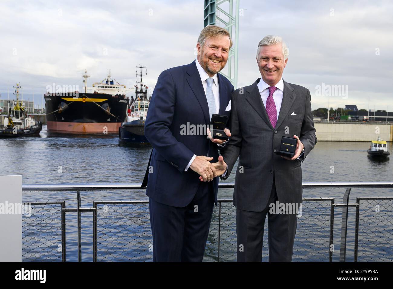 Terneuzen, pays-Bas, 2024-10-11 09:56:37 TERNEUZEN, 11-10-2024, Nouvelle écluse le Roi Willem Alexander et le Roi Filip de Belgique ouvrent la Nouvelle écluse à Terneuzen. Le ministre Madlener des infrastructures et de la gestion de l’eau et le ministre flamand de la mobilité et des travaux publics Peeters sont également présents. L'ouverture conjointe souligne l'importance transfrontalière de la nouvelle écluse de Terneuzen. PHOTO : NLBeeld/Patrick van EMST crédit : NL Beeld/Patrick van EMST crédit : NL Beeld/Alamy Live News Banque D'Images