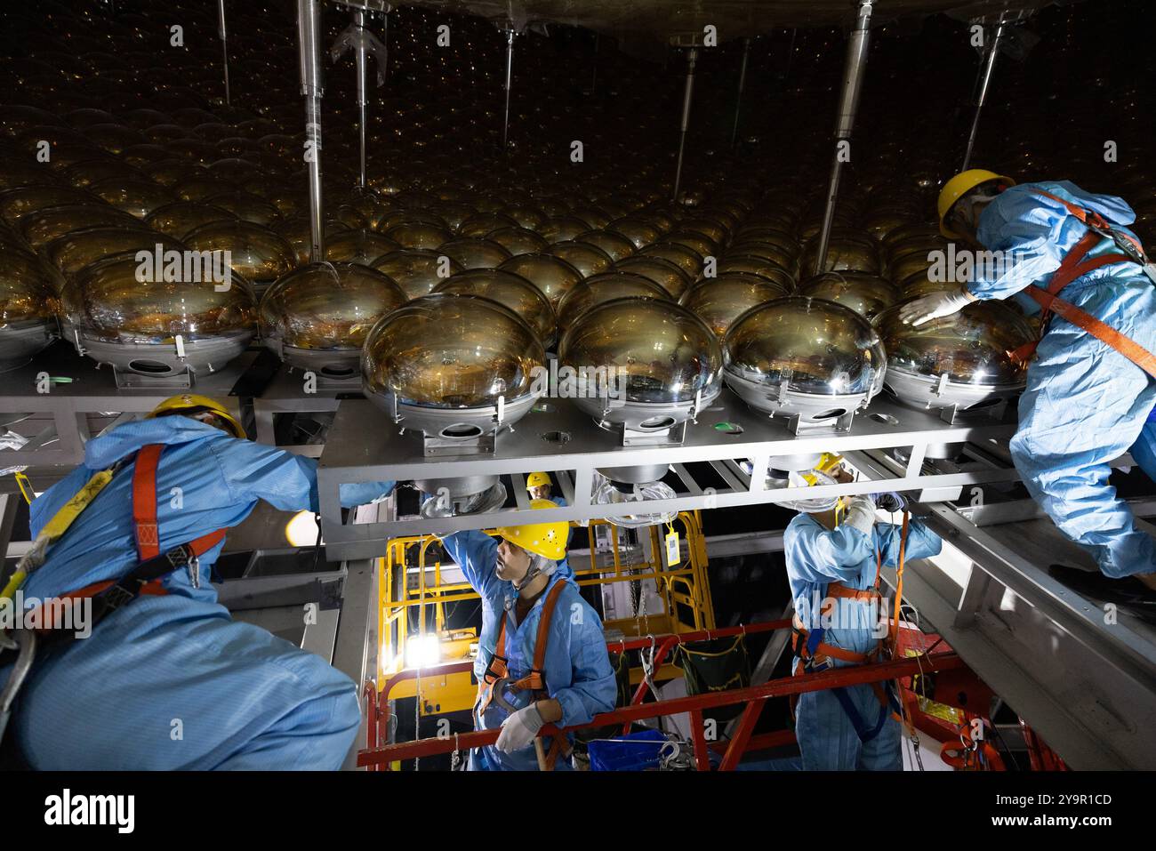 (241011) -- JIANGMEN, 11 octobre 2024 (Xinhua) -- des membres du personnel installent des tubes photomultiplicateurs du détecteur central de l'Observatoire souterrain de neutrinos de Jiangmen (JUNO) à Jiangmen, province du Guangdong, dans le sud de la Chine, 9 octobre 2024. La Chine a construit le plus grand détecteur sphérique transparent du monde à 700 mètres sous terre pour capturer des neutrinos insaisissables, souvent surnommés « particules fantômes », afin de percer les secrets de l'infiniment petit et de l'infiniment vaste de l'univers. La sphère acrylique de 12 étages avec un diamètre de 35,4 mètres, enfouie profondément dans une couche de granit d'une colline à Kaip Banque D'Images