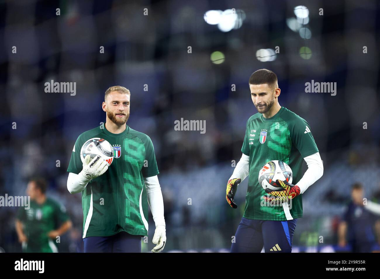Rome, Italie. 10 octobre 2024. Michele Di Gregorio et Guglielmo Vicario gardiens de but de l'Italie lors de l'échauffement avant l'UEFA Nations League, League A, G. Banque D'Images