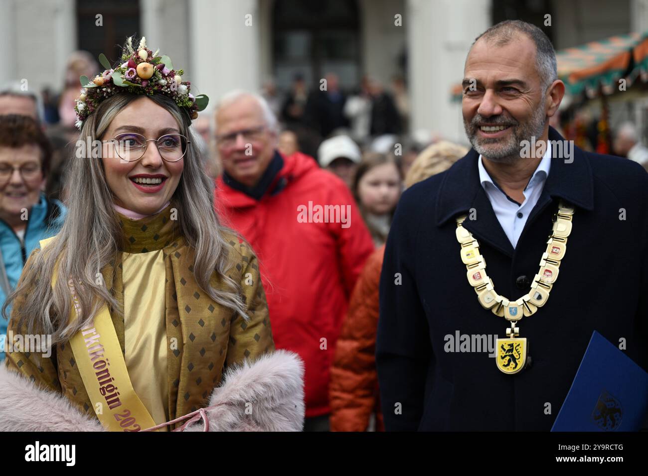 Weimar, Allemagne. 11 octobre 2024. Sarah Antonia Gallegos García, dans le rôle de Sarah II Onion Market Queen 2024, et Peter Kleine (non-parti), Lord Maire de Weimar, se tiennent devant la mairie lors de l'ouverture du 371ème marché aux oignons de Weimar. Environ 400 commerçants et exposants ont installé leurs stands dans le centre-ville pour le plus ancien festival folklorique de Thuringe, selon l'administration de la ville. En outre, une demi-douzaine de scènes culturelles et d’offres spéciales pour les enfants et les jeunes ont attiré les visiteurs du marché à l’oignon. Crédit : Martin Schutt/dpa/Alamy Live News Banque D'Images