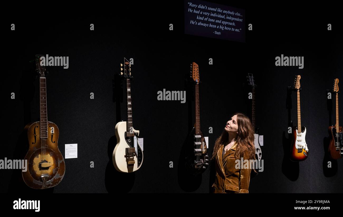 Londres, Royaume-Uni. 11 octobre 2024. (C) Une guitare électrique spéciale Vox Mark XII à 12 cordes, 1967, (estimée à £10 000 - £15,000) est présentée à Bonhams lors d'une prévisualisation de la collection Rory Gallagher, une sélection de guitares, amplis et accessoires de la vie et de la carrière du musicien et compositeur irlandais Rory Gallagher. Les lots seront mis aux enchères le 17 octobre dans les galeries Bonhams New Bond Street. Credit : Stephen Chung / Alamy Live News Banque D'Images