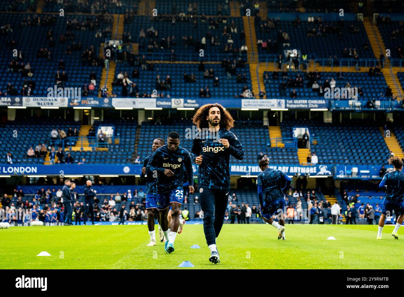 LONDRES, ANGLETERRE - 6 OCTOBRE : Marc Cucurella du Chelsea FC se réchauffe lors du match de premier League entre le Chelsea FC et le Nottingham Forest FC à Stamford Bridge le 6 octobre 2024 à Londres, Angleterre. (Photo de Rene Nijhuis/MB médias) Banque D'Images