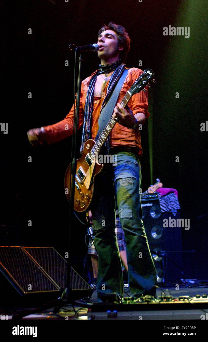 Milan Italie 25/03/2004 : Francesco Sarcina chanteur du groupe de rock italien le Vibrazioni, lors du concert live au Rolling Stone Banque D'Images