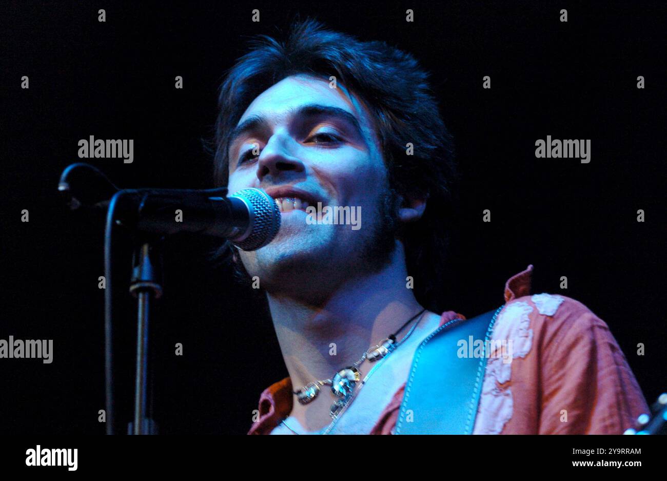 Milan Italie 25/03/2004 : Francesco Sarcina chanteur du groupe de rock italien le Vibrazioni, lors du concert live au Rolling Stone Banque D'Images