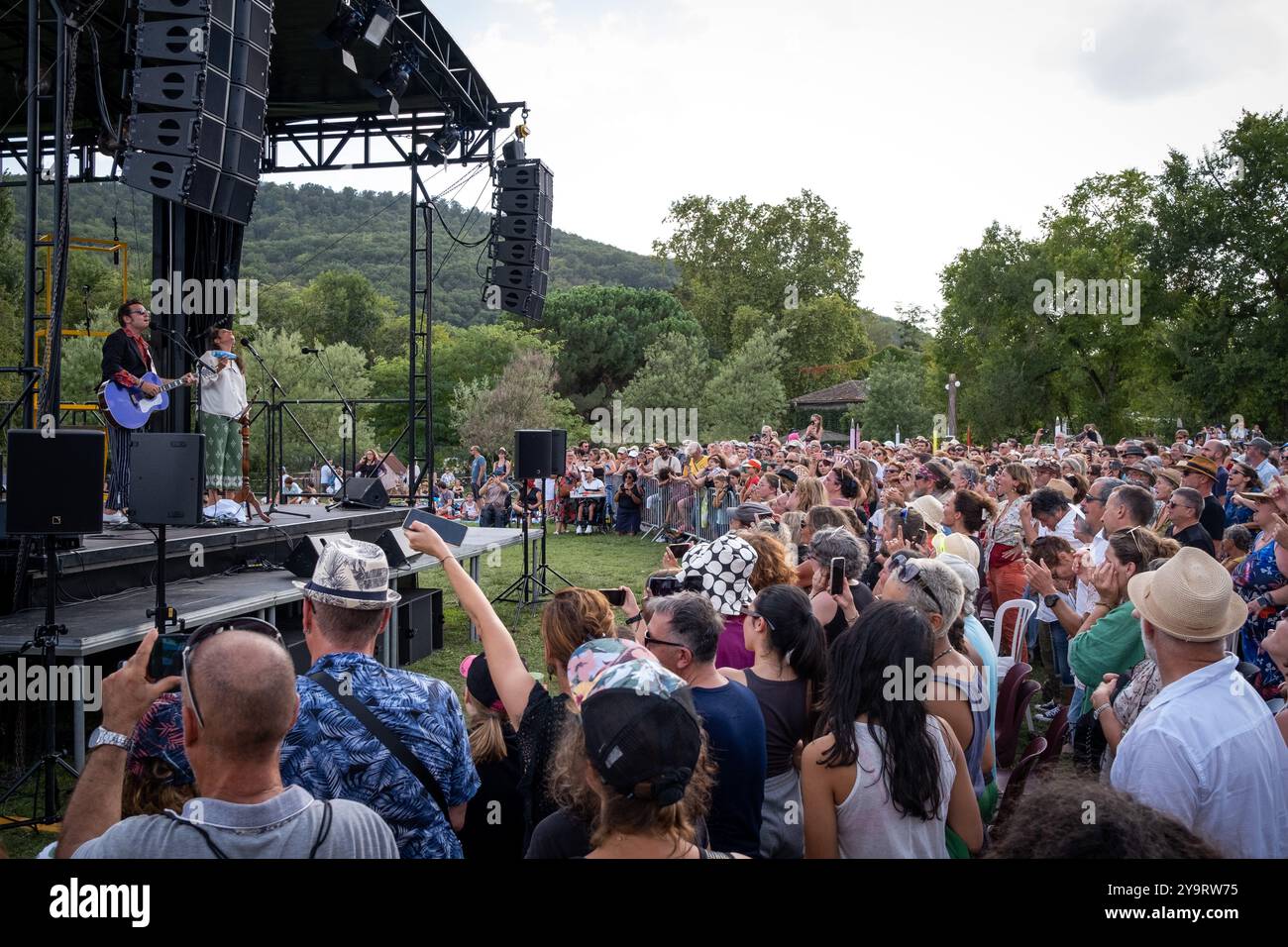 Spectateur qui prend des photos avec son smartphone lors d'un concert de l'auteure-compositrice et musicienne Anna Chedid, également connue sous son nom de scène Nach, Banque D'Images