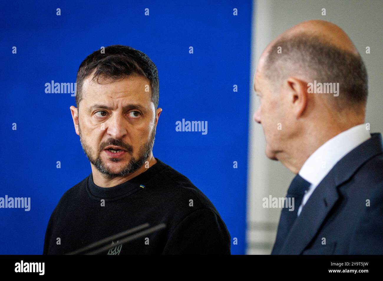 L-R Wolodymyr Selenskyj, Praesident der Ukraine, und Olaf Scholz, Bundeskanzler, waehrend eines Pressestatements in Berlin, 11.10.2024. Berlin Deutschland *** l R Volodymyr Zelenskyi, président de l'Ukraine, et Olaf Scholz, chancelier fédéral, lors d'une déclaration à la presse à Berlin, 11 10 2024 Berlin Allemagne Copyright : xJulianexSonntagx Banque D'Images