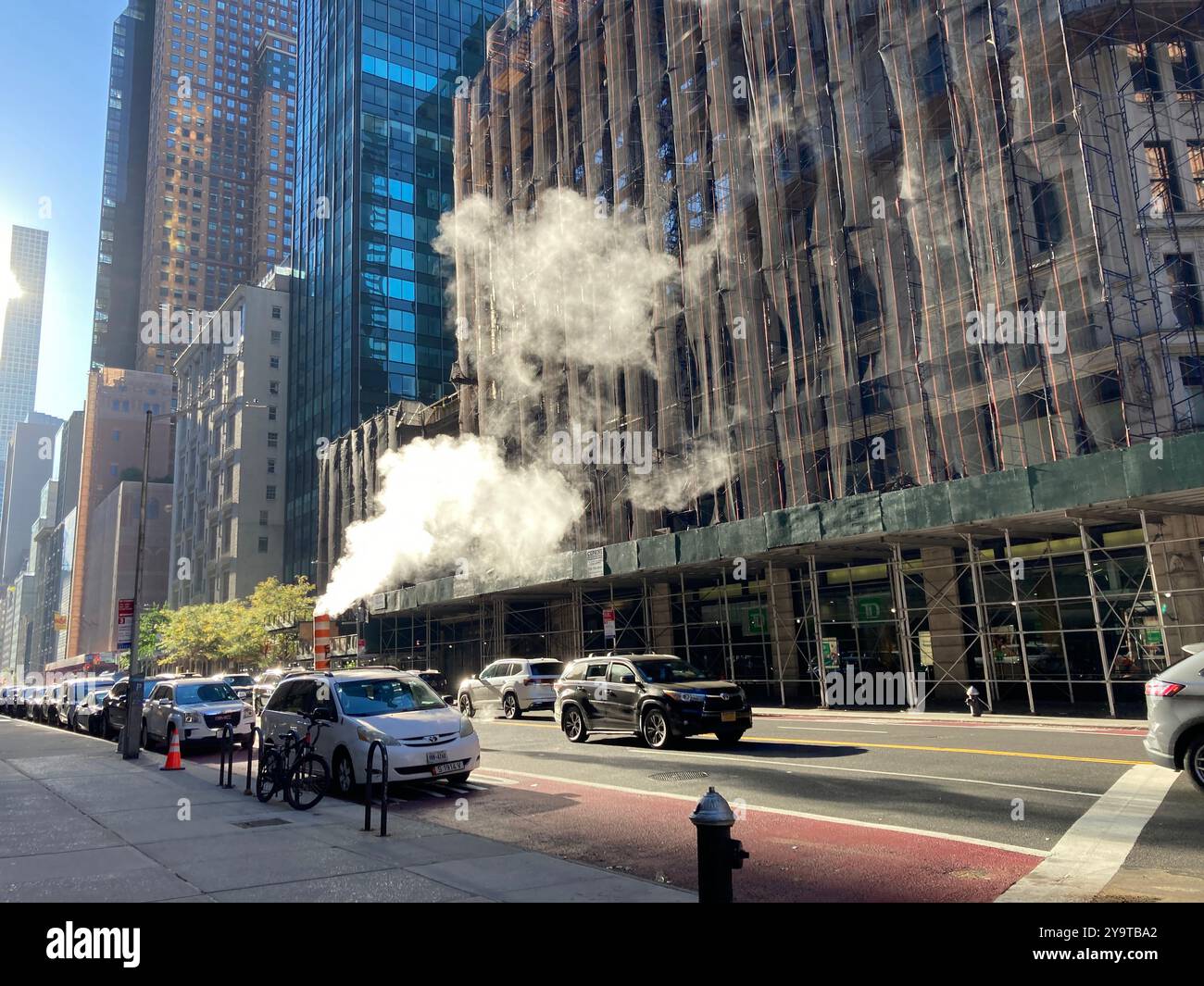 Évent de vapeur CON Edison dans Midtown Manhattan sur West 57th Street à New York le dimanche 6 octobre 2024. (© Frances M. Roberts) Banque D'Images