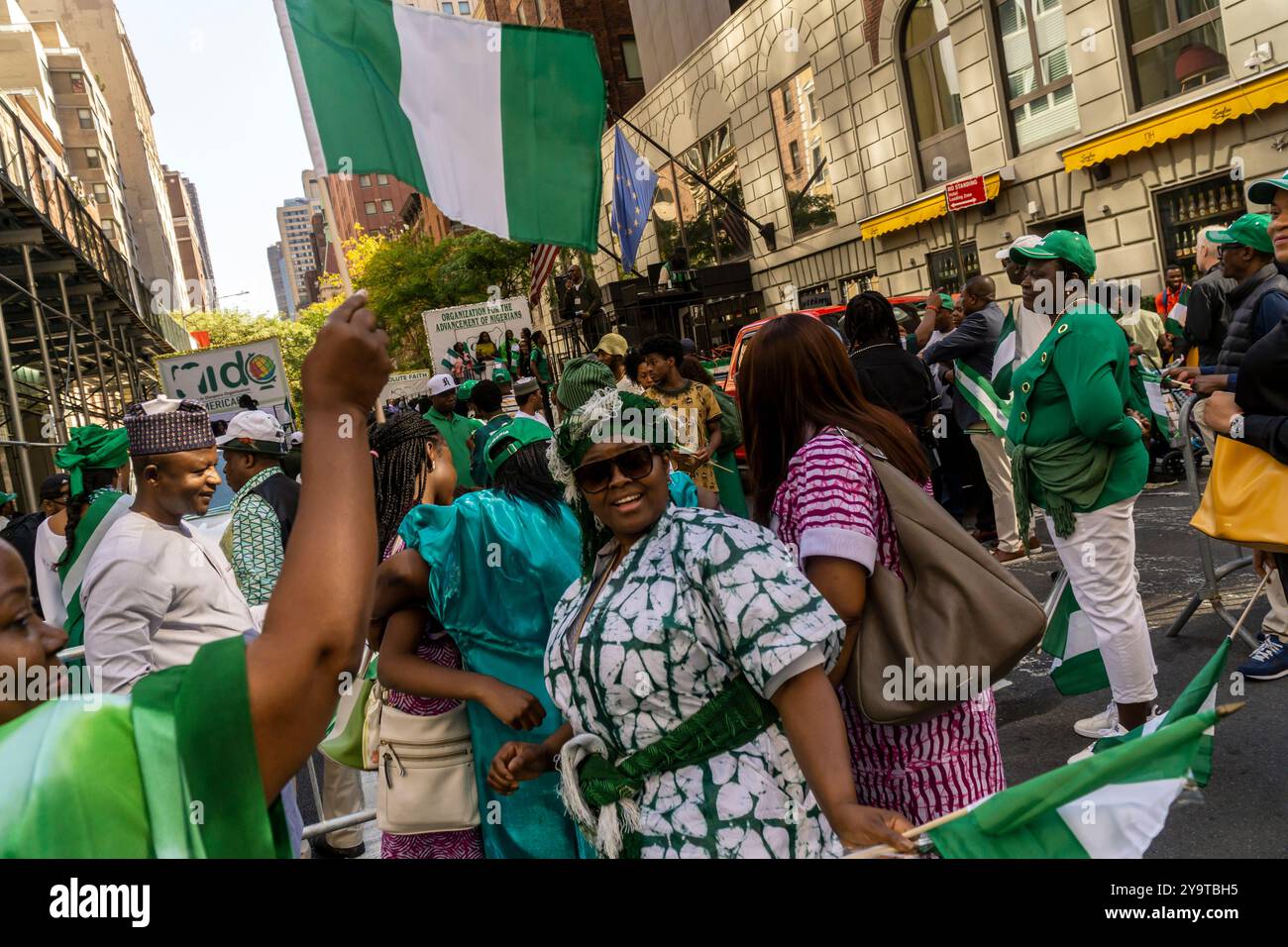 Les Nigérians vivant dans la région de New York, rejoints par leurs partisans, célèbrent lors du défilé de la Journée de l'indépendance du Nigeria sur Madison Avenue à New York le samedi 5 octobre 2024. Nigerian a obtenu l'indépendance du Royaume-Uni le 1er octobre 1960. (© Richard B. Levine) Banque D'Images