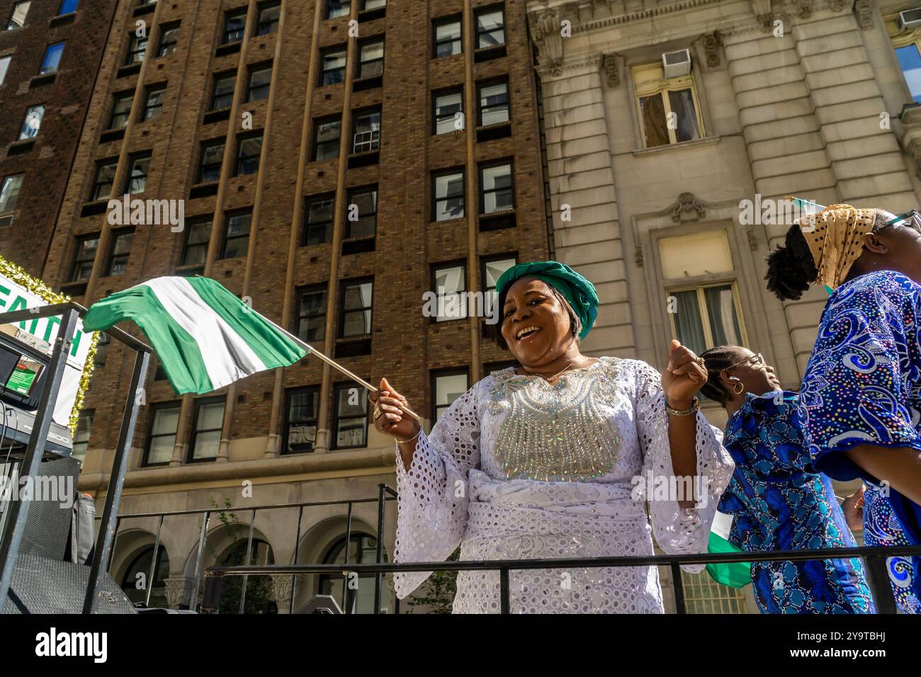 Les Nigérians vivant dans la région de New York, rejoints par leurs partisans, célèbrent lors du défilé de la Journée de l'indépendance du Nigeria sur Madison Avenue à New York le samedi 5 octobre 2024. Nigerian a obtenu l'indépendance du Royaume-Uni le 1er octobre 1960. (© Richard B. Levine) Banque D'Images