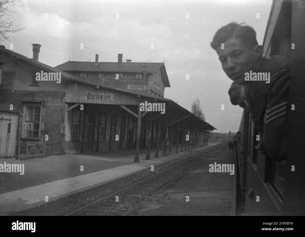 Années 1940, historique, un soldat de l'armée, un sergent, penché hors d'un wagon de train à la gare de Dalheim, Wegberg, Allemagne. Le réseau ferroviaire était l'un des principaux moyens de déplacer les troupes et les fournitures pour les troupes britanniques en progression à la fin de la seconde Guerre mondiale et de l'époque de l'occupation BAOR. Banque D'Images