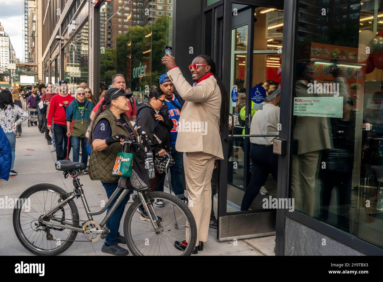 Des hordes de consommateurs enthousiastes affluent à l'ouverture officielle d'un nouveau magasin Target à Chelsea, à New York, le mardi 8 octobre 2024. Le nouveau magasin occupe 28 000 pieds carrés au premier étage et au sous-sol d'un immeuble locatif à usage mixte. .(© Richard B. Levine) Banque D'Images