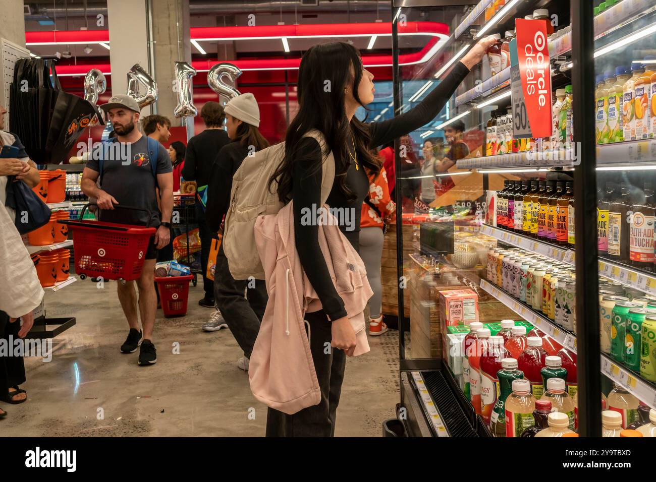 Des hordes de consommateurs enthousiastes affluent à l'ouverture officielle d'un nouveau magasin Target à Chelsea, à New York, le mardi 8 octobre 2024. Le nouveau magasin occupe 28 000 pieds carrés au premier étage et au sous-sol d'un immeuble locatif à usage mixte. .(© Richard B. Levine) Banque D'Images