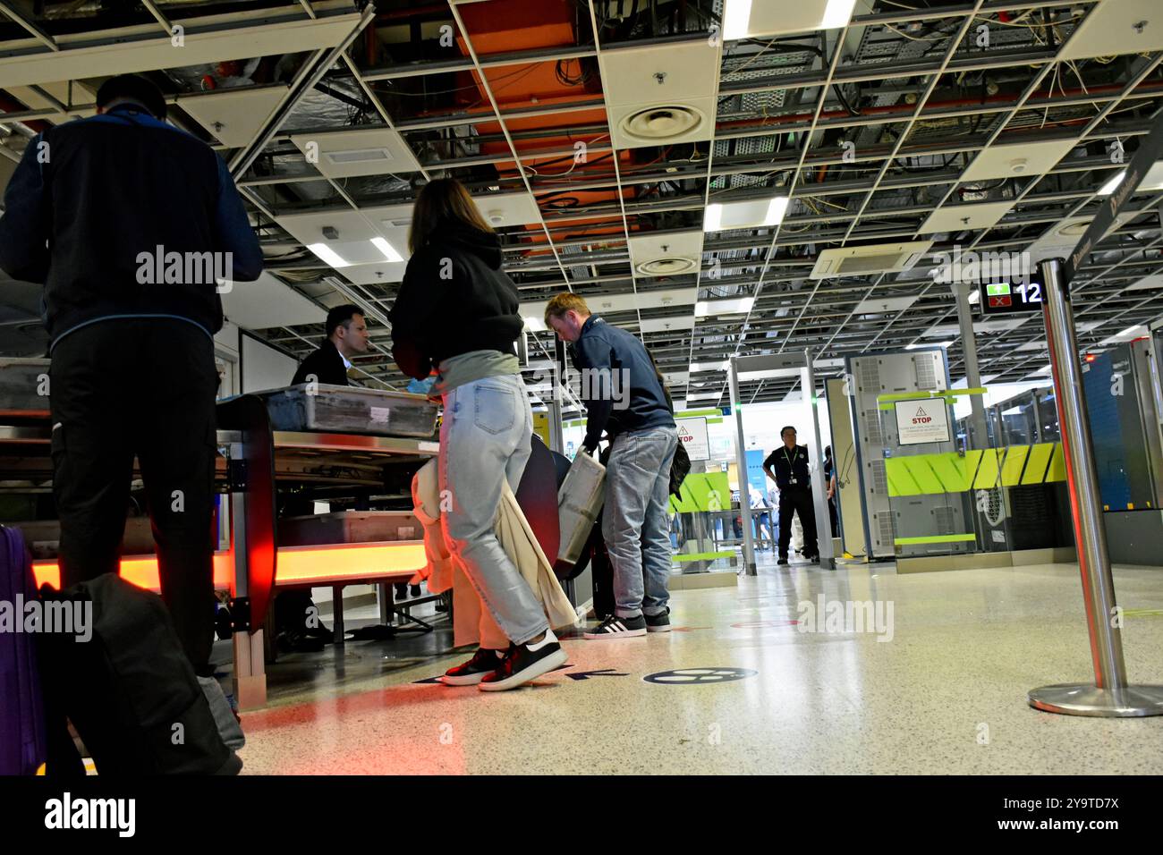 Terminal 1 de l'aéroport de Dublin. Contrôle de sûreté des passagers Banque D'Images