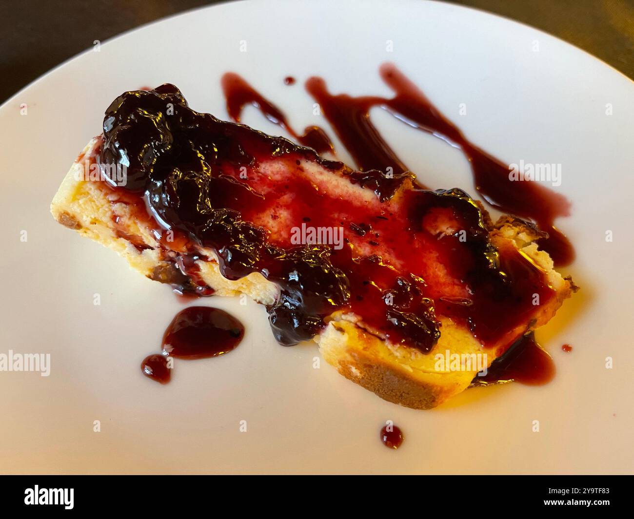 Gâteau au fromage avec confiture de mûres. Banque D'Images