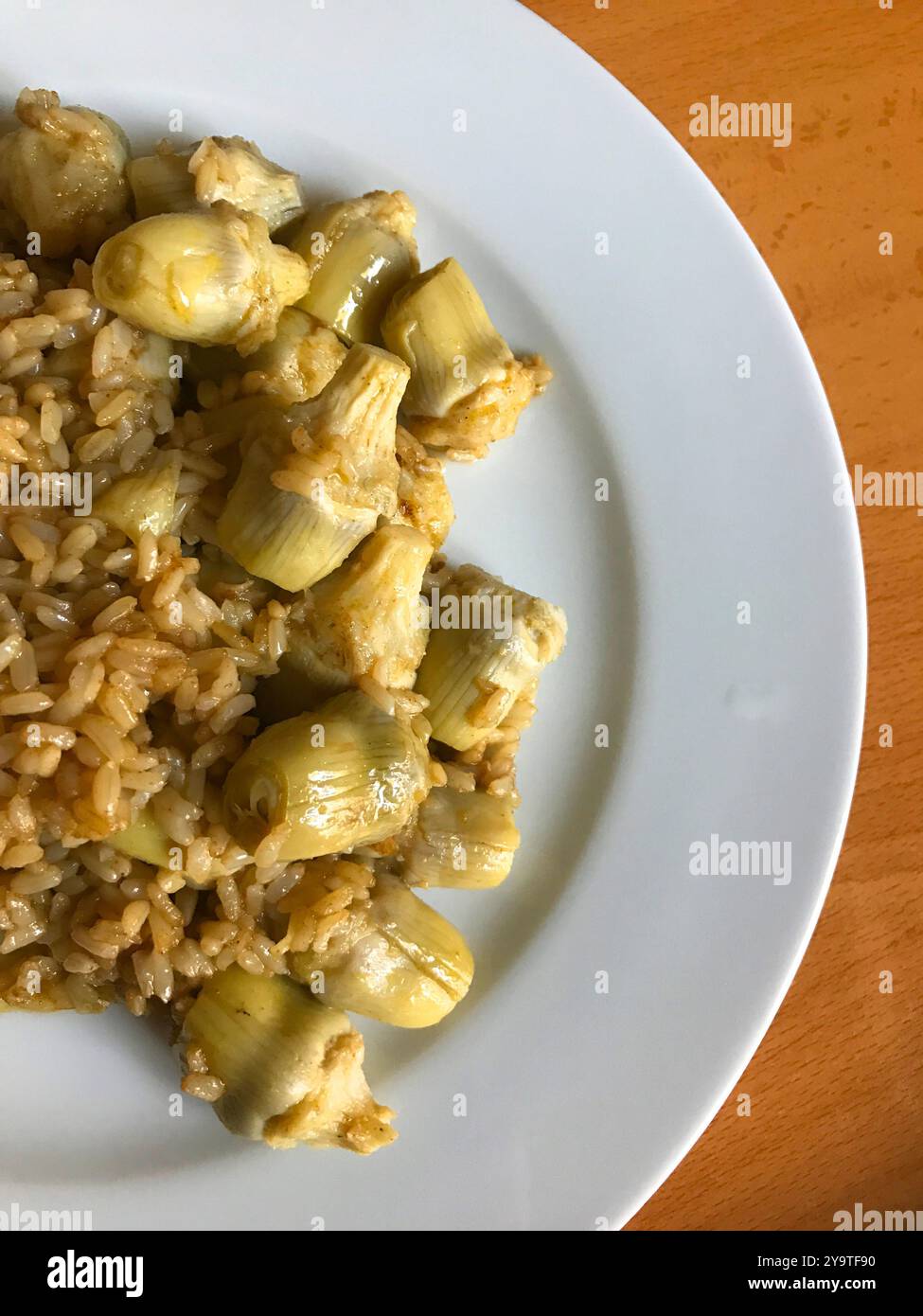 Riz intégral avec artichauts. Banque D'Images