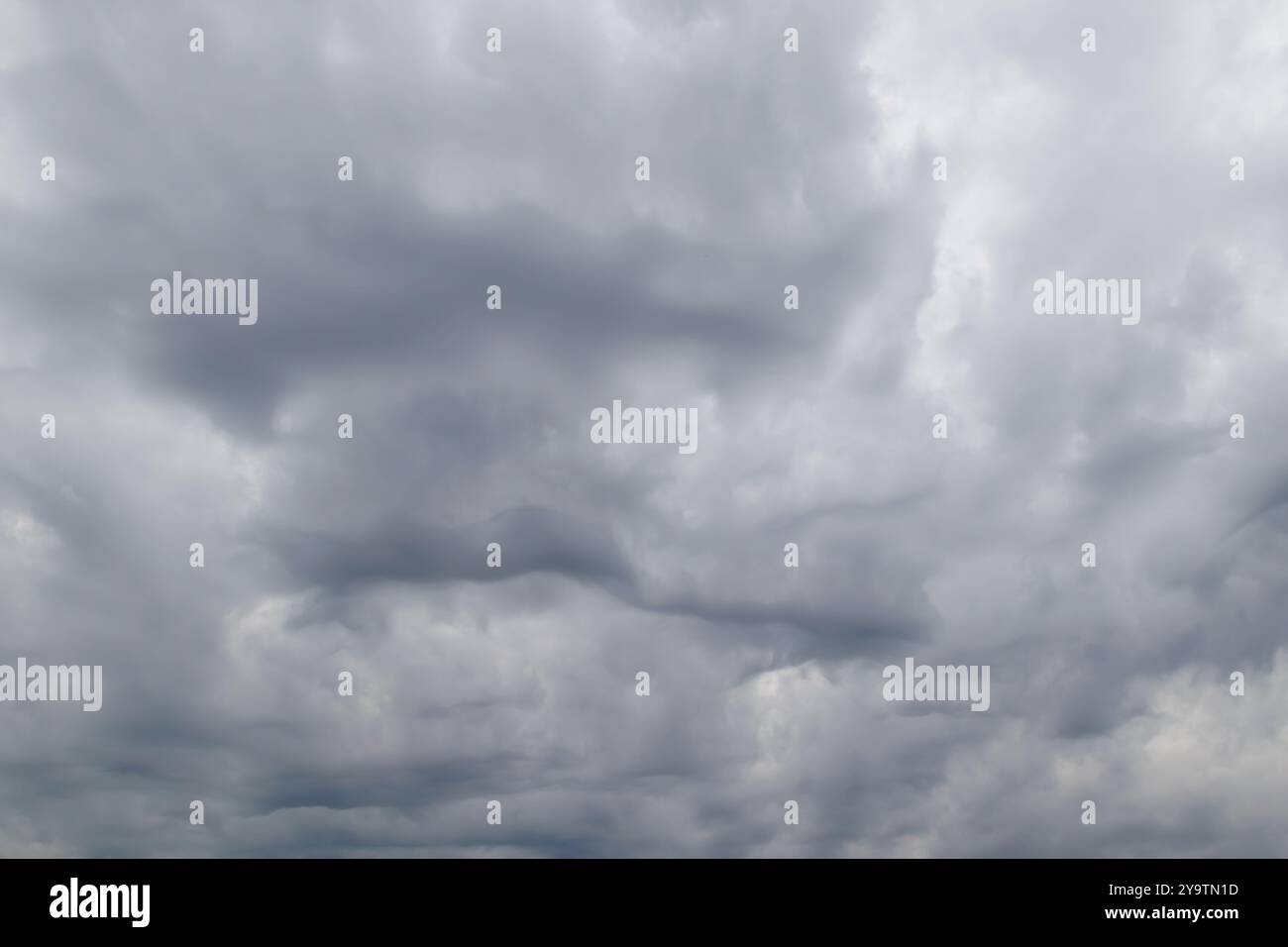 Nuages de pluie grise chargés de pluie dans le ciel. Beau ciel sombre dramatique avec des nuages d'orage avant la pluie ou la neige. Paysage de ciel orageux Banque D'Images