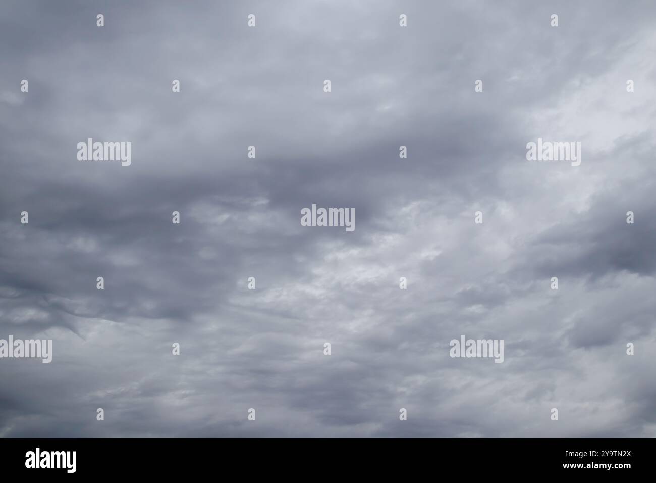 Nuages de pluie grise chargés de pluie dans le ciel. Beau ciel sombre dramatique avec des nuages d'orage avant la pluie ou la neige. Banque D'Images