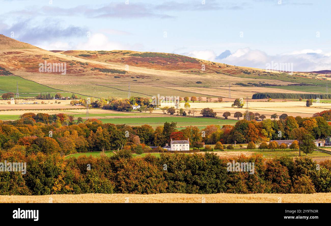 Le soleil d'automne crée de magnifiques paysages de la campagne environnante de Dundee, y compris la vallée de Strathmore et les collines de Sidlaw en Écosse Banque D'Images