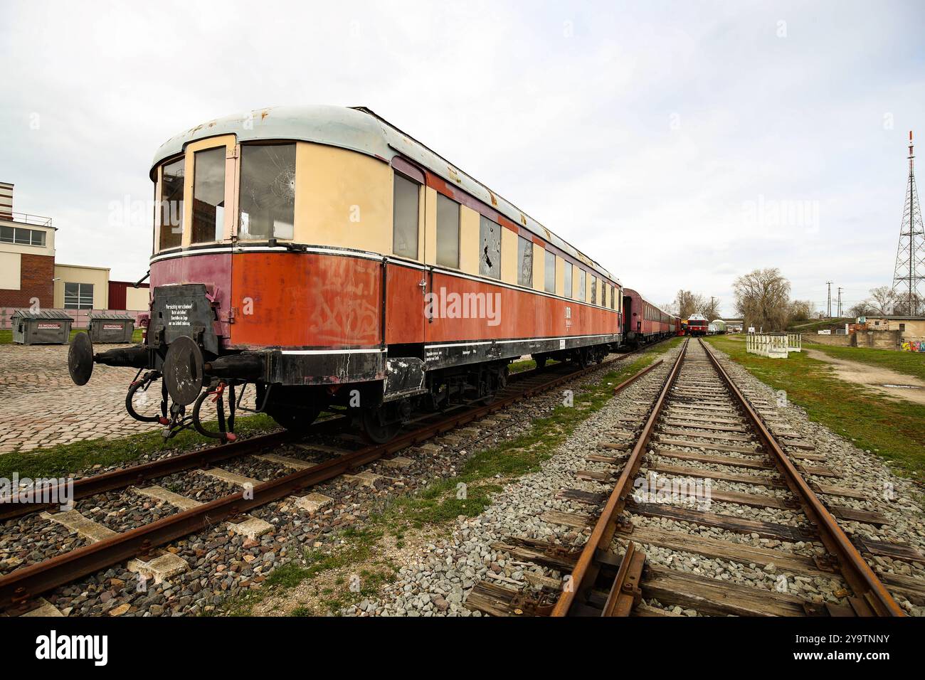 IM Wissenschaftshafen in Magdeburg stehen historische Eisenbahnen. *** Chemins de fer historiques dans le port des sciences de Magdeburgs Banque D'Images