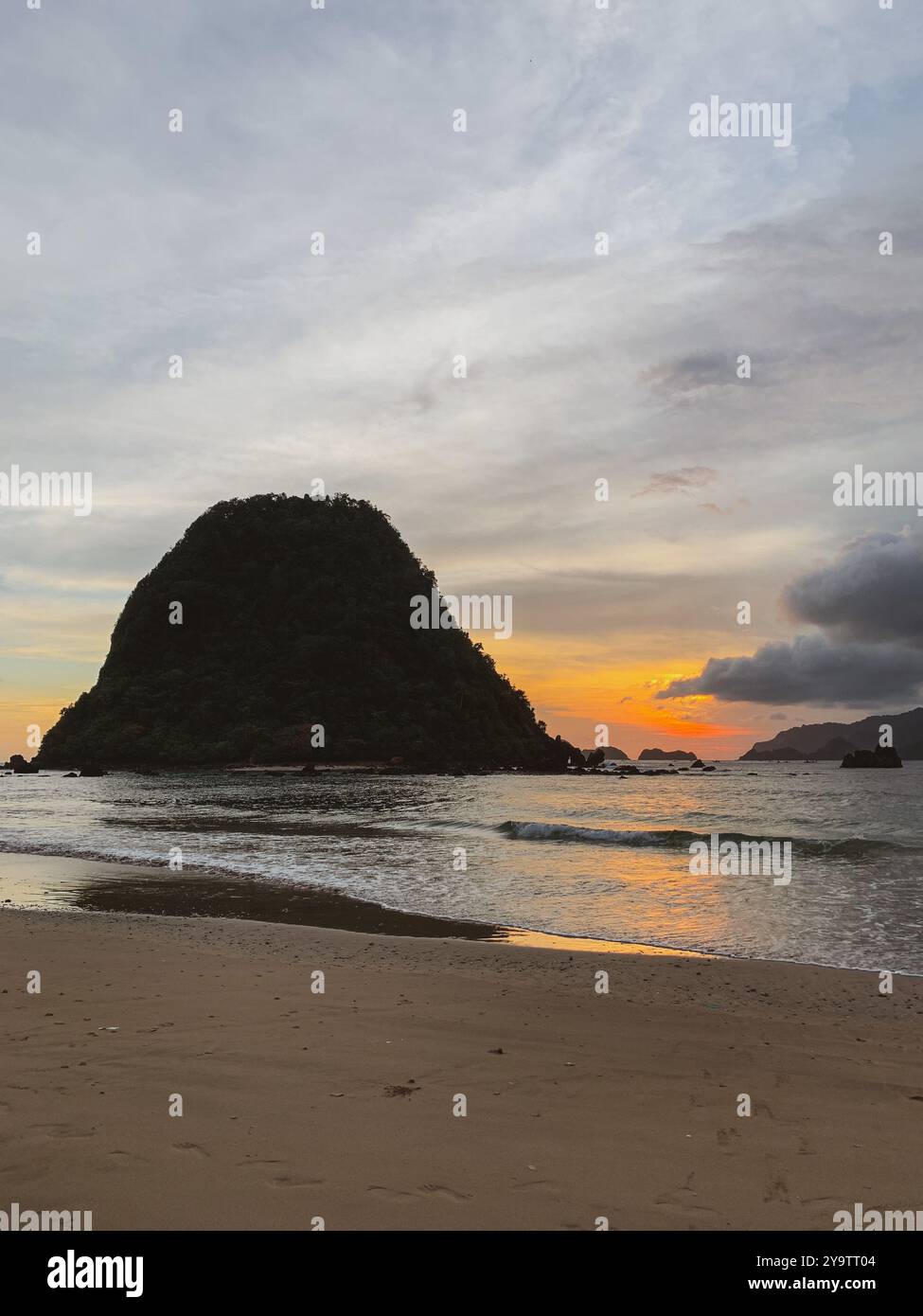 Superbe coucher de soleil à Pulau Merah, Banyuwangi avec Silhouette of Island et Calm Ocean Waves Banque D'Images