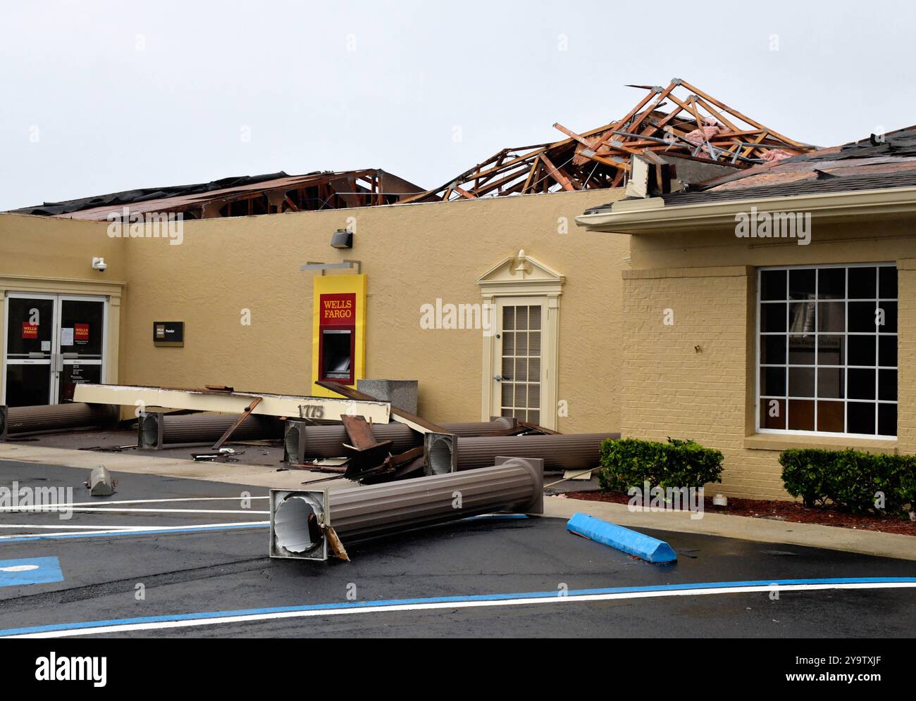 Cocoa Beach, comté de Brevard, Floride, États-Unis. 10 octobre 2024. Une tornada a coupé une large bande de destruction à travers cette célèbre communauté de bord de mer avant l'arrivée de l'Hurrianne Milton. Les toits ont été soufflés et les fenêtres brisées alors que la tornade se déplaçait vers l'ouest dans une zone résidentielle causant plus de dommages à l'infrastructure. Aucune blessure signalée actuellement. Crédit : Julian Leek/Alamy Live News Banque D'Images