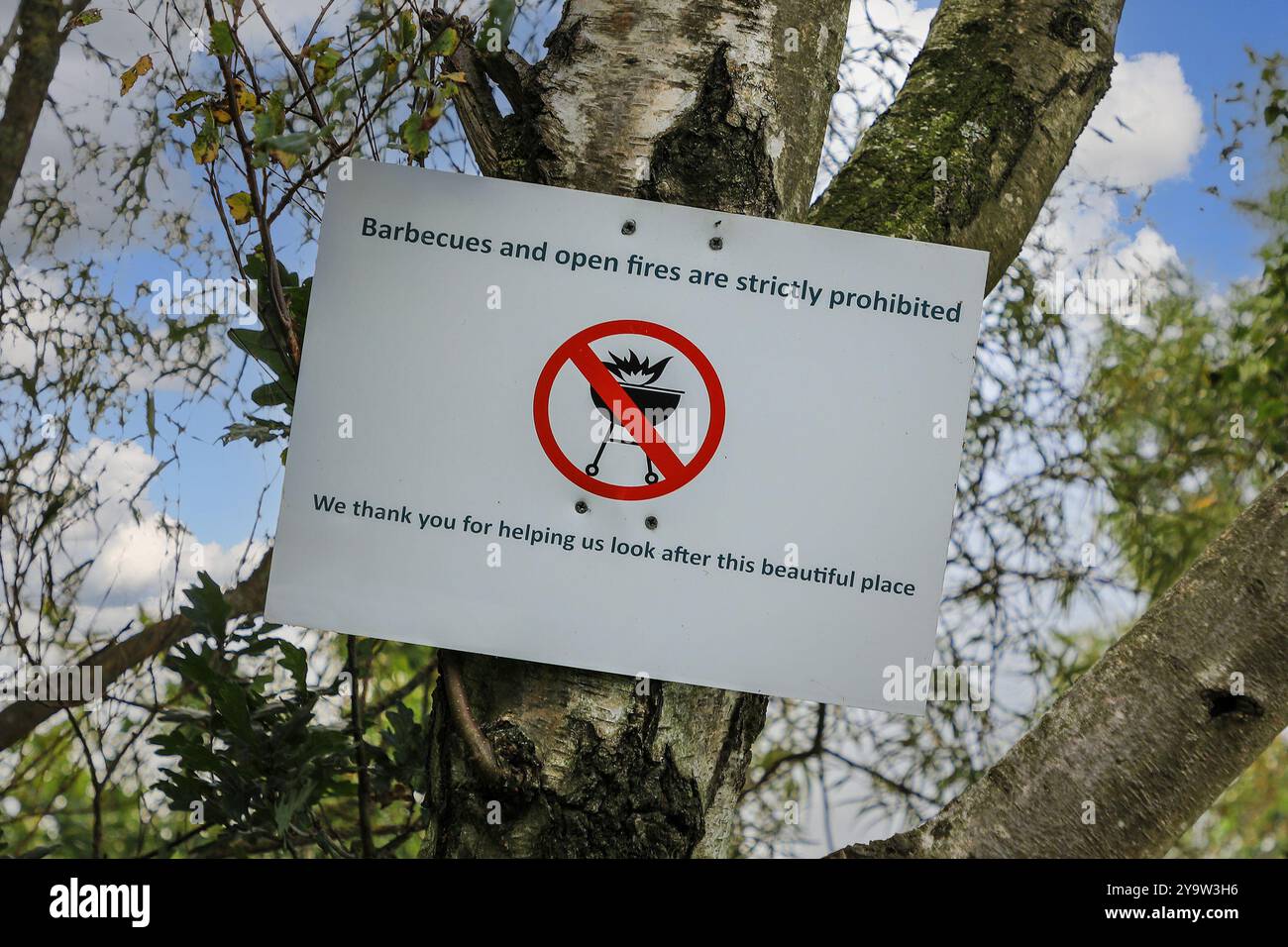 Un panneau indiquant «les barbecues et les feux ouverts sont strictement interdits» et «nous vous remercions de nous aider à prendre soin de ce bel endroit», Angleterre, Royaume-Uni Banque D'Images