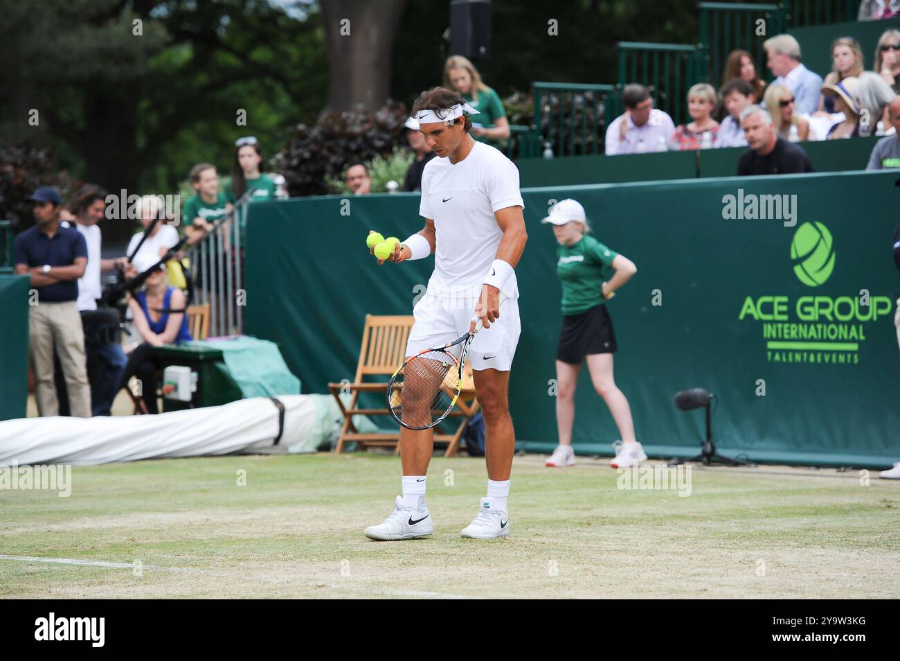 FICHIERS PHOTOS. 11 octobre 2024. Rafael Nadal, joueur de tennis professionnel espagnol de 38 ans, a annoncé qu'il prendrait sa retraite à la fin de la saison. Nadal a remporté 22 grands chelems au cours de sa carrière de tennis. Stoke Poges, Buckinghamshire, 26 juin 2015. Rafael Nadal joue au tennis aux Boodles à Stoke Park, Stoke Poges, Buckinghamshire. Crédit : Maureen McLean/Alamy Banque D'Images