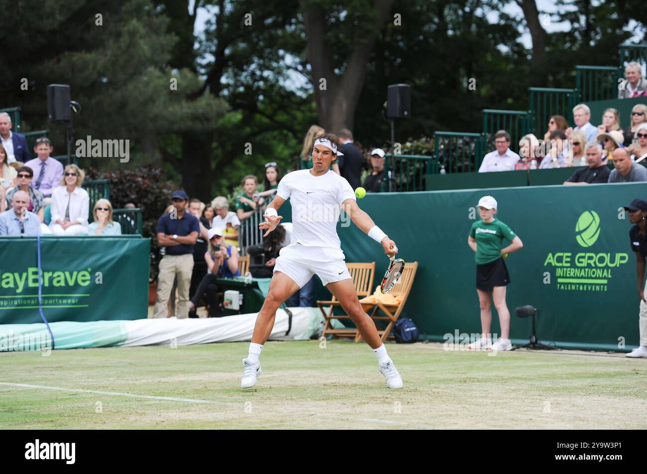 FICHIERS PHOTOS. 11 octobre 2024. Rafael Nadal, joueur de tennis professionnel espagnol de 38 ans, a annoncé qu'il prendrait sa retraite à la fin de la saison. Nadal a remporté 22 grands chelems au cours de sa carrière de tennis. Stoke Poges, Buckinghamshire, 26 juin 2015. Rafael Nadal joue au tennis aux Boodles à Stoke Park, Stoke Poges, Buckinghamshire. Crédit : Maureen McLean/Alamy Banque D'Images