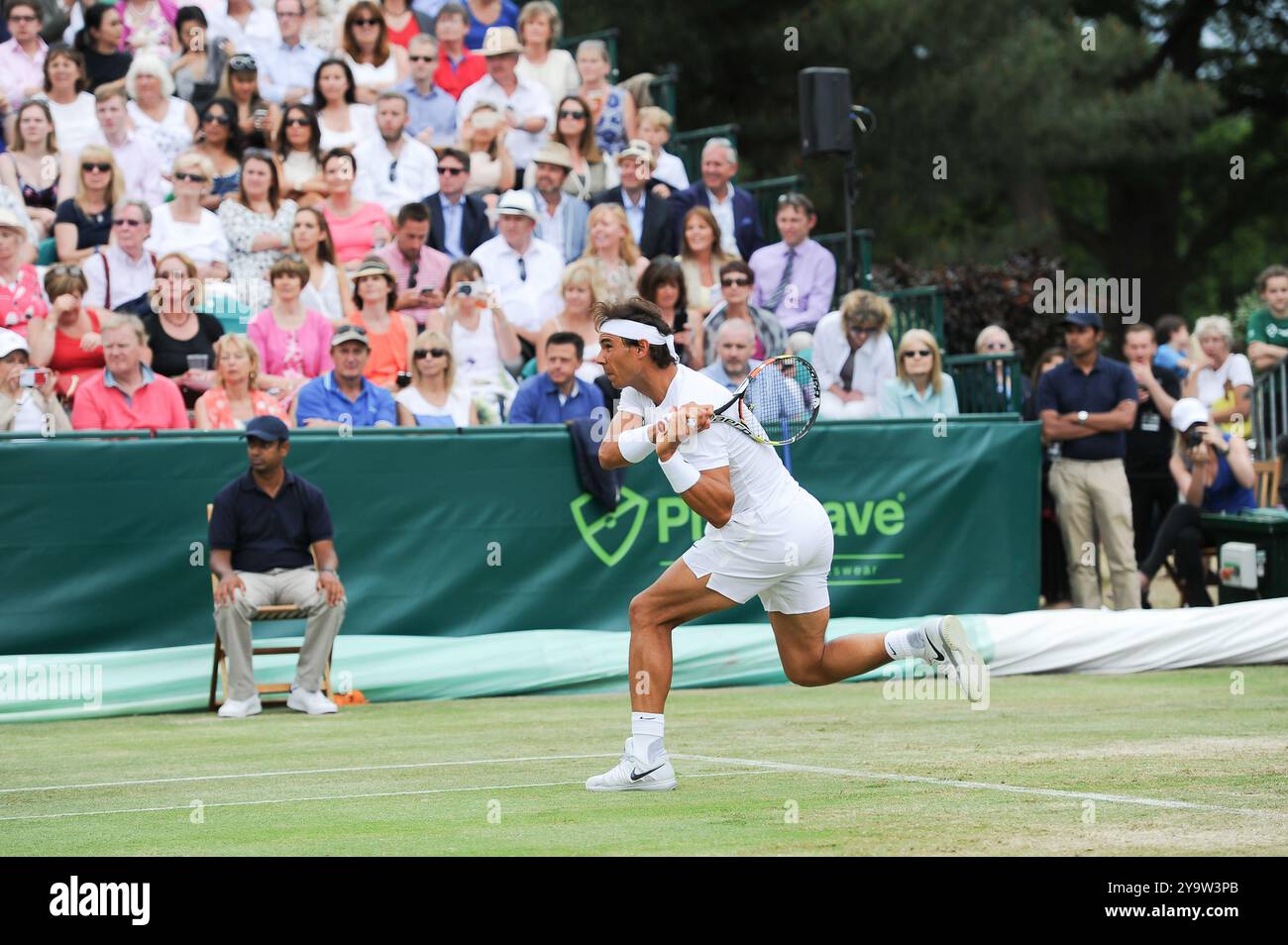 FICHIERS PHOTOS. 11 octobre 2024. Rafael Nadal, joueur de tennis professionnel espagnol de 38 ans, a annoncé qu'il prendrait sa retraite à la fin de la saison. Nadal a remporté 22 grands chelems au cours de sa carrière de tennis. Stoke Poges, Buckinghamshire, 26 juin 2015. Rafael Nadal joue au tennis aux Boodles à Stoke Park, Stoke Poges, Buckinghamshire. Crédit : Maureen McLean/Alamy Banque D'Images