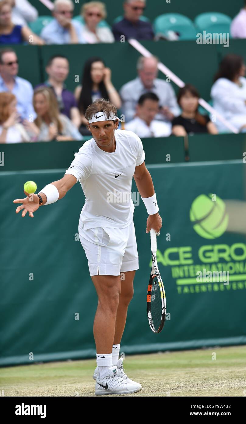 FICHIERS PHOTOS. 11 octobre 2024. Rafael Nadal, joueur de tennis professionnel espagnol de 38 ans, a annoncé qu'il prendrait sa retraite à la fin de la saison. Nadal a remporté 22 grands chelems au cours de sa carrière de tennis. Stoke Poges, Buckinghamshire, 26 juin 2015. Rafael Nadal joue au tennis aux Boodles à Stoke Park, Stoke Poges, Buckinghamshire. Crédit : Maureen McLean/Alamy Banque D'Images