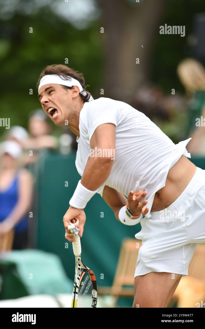 FICHIERS PHOTOS. 11 octobre 2024. Rafael Nadal, joueur de tennis professionnel espagnol de 38 ans, a annoncé qu'il prendrait sa retraite à la fin de la saison. Nadal a remporté 22 grands chelems au cours de sa carrière de tennis. Stoke Poges, Buckinghamshire, 26 juin 2015. Rafael Nadal joue au tennis aux Boodles à Stoke Park, Stoke Poges, Buckinghamshire. Crédit : Maureen McLean/Alamy Banque D'Images