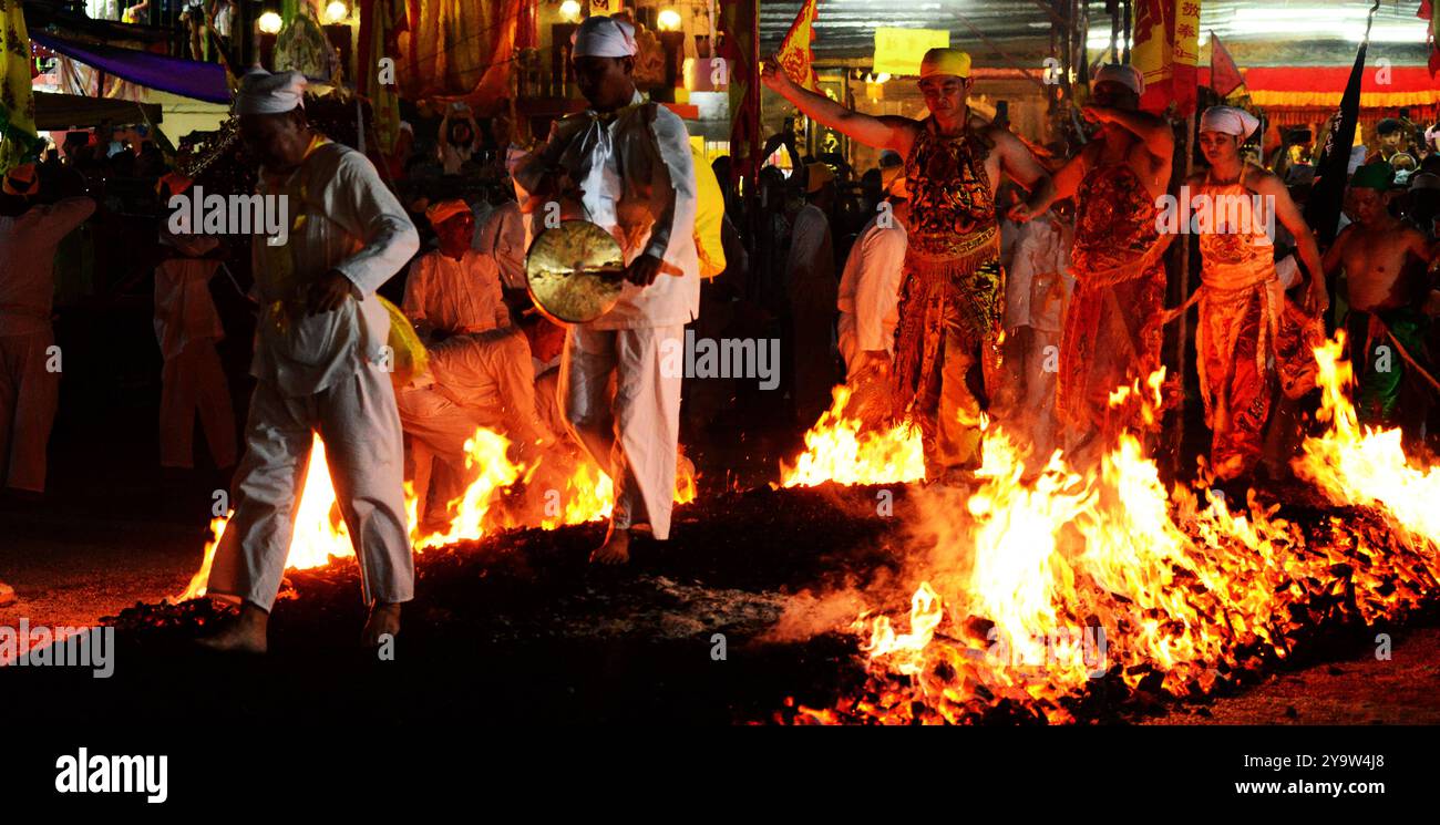 Malaisie Kuala Lumpur 11/10/2024 . LA Fête des neuf Dieux empereurs, une fête chinoise célébrée dans quelque 50 temples de Malaisie péninsulaire, culmine le neuvième jour du neuvième mois du calendrier lunaire. Quelque 50 000 personnes ont fouillé le temple de Kau ONG ya à Ampang, Kuala Lumpur pendant 10 jours, y compris la veille du premier jour du festival. Le point culminant des festivals, la cérémonie de marche du feu, a lieu le soir du neuvième jour de la célébration, et est exécutée comme un rite de renouveau cosmique et de renaissance, ou processions de purification. En marchant sur le feu, les croyants promulguent la victime Banque D'Images