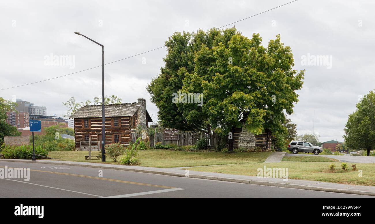 Knoxville, Tennessee, États-Unis-septembre 17, 2024 : Fort 1786 de James White au centre-ville. Affiche une vue large du fort, de l'arbre d'ombre et du signe de monument d'identification. Banque D'Images