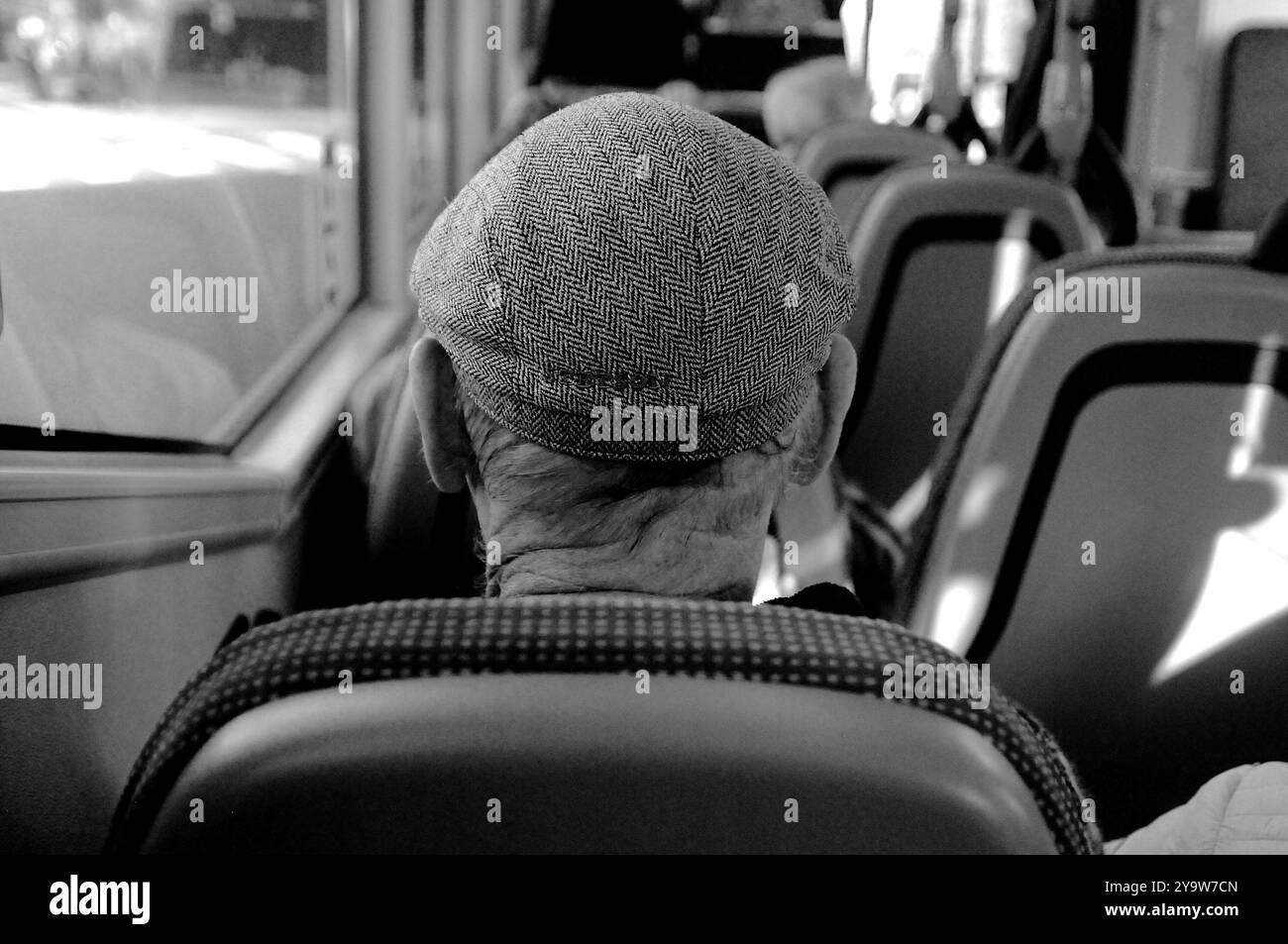 Copenhague/ Danemark/11 octobre 2024/ passager de bus citzen senior dans le système de bus public danois à Copenhague. (Photo. Francis Joseph Dean/Dean Pictures) (non destiné à un usage commercial) Banque D'Images