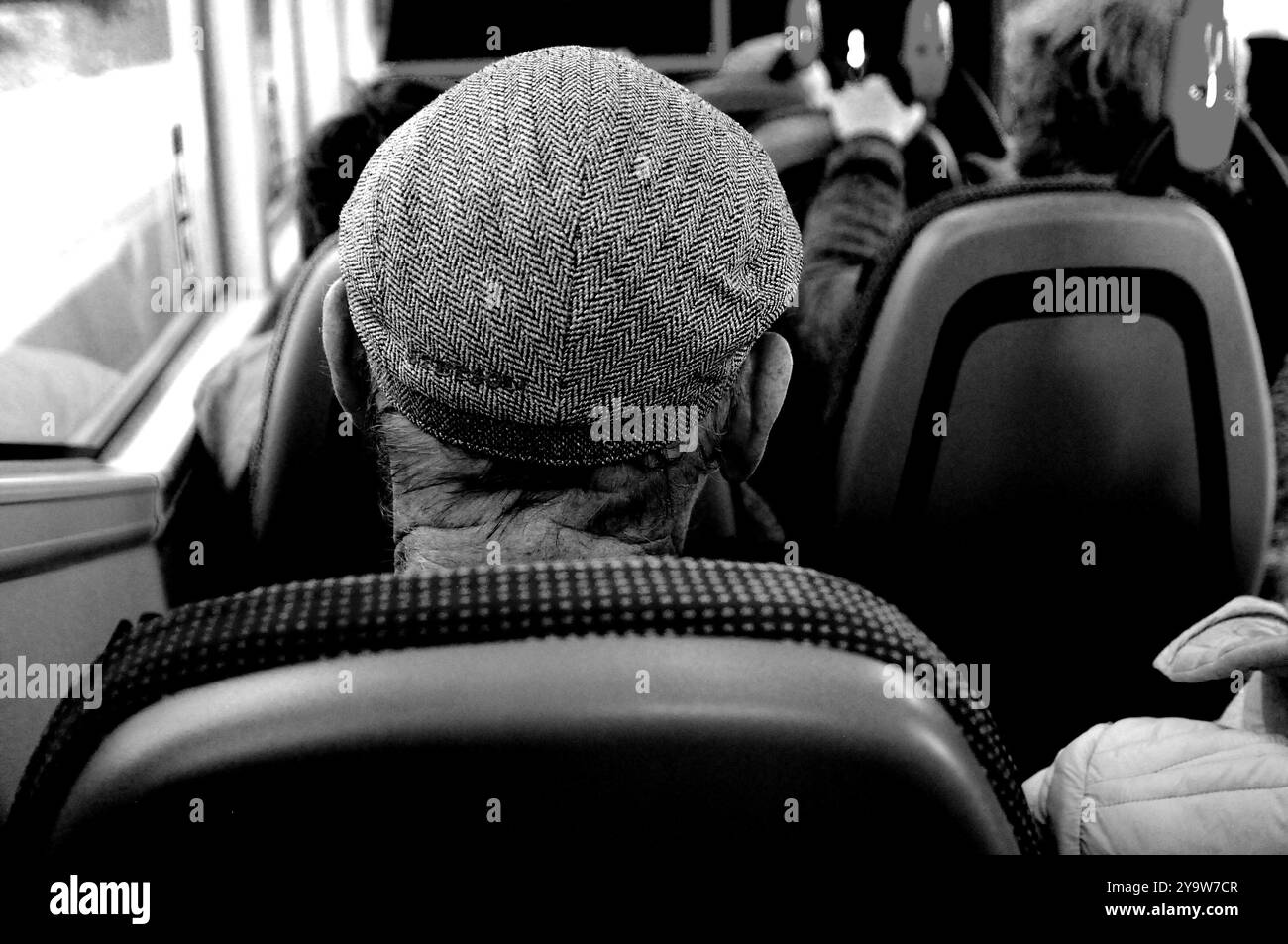 Copenhague/ Danemark/11 octobre 2024/ passager de bus citzen senior dans le système de bus public danois à Copenhague. (Photo. Francis Joseph Dean/Dean Pictures) (non destiné à un usage commercial) Banque D'Images