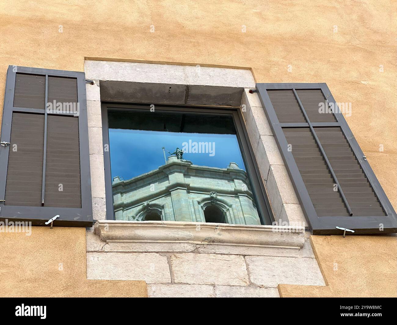 Reflet de la cathédrale de Gérone dans la fenêtre de l'immeuble d'appartements Banque D'Images