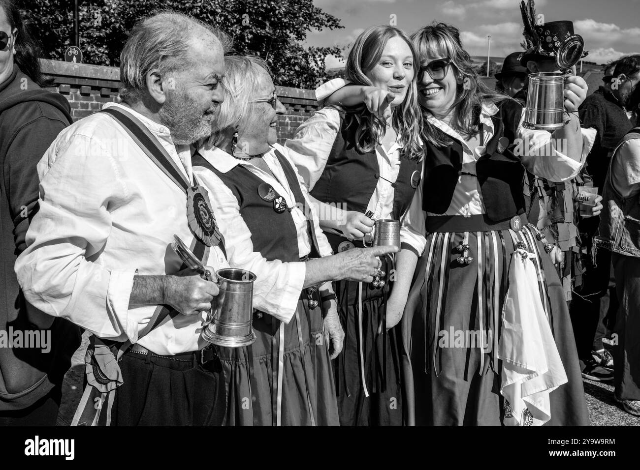 Un groupe de danseuses Morris attendent pour se produire à l'événement annuel « Dancing in the Old », Harvey's Brewery Yard, Lewes, East Sussex, Royaume-Uni. Banque D'Images