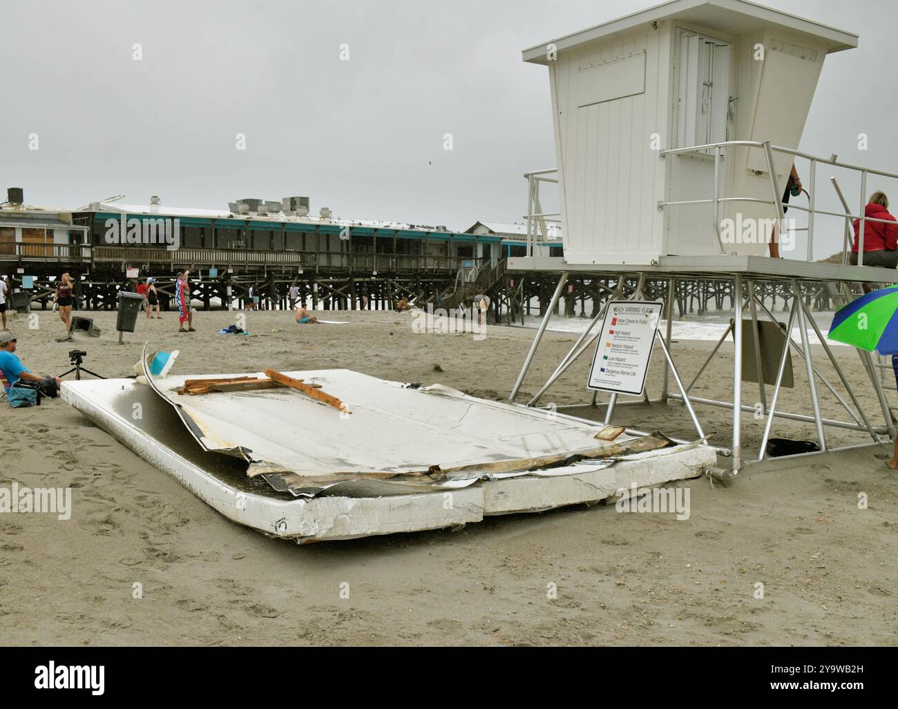 Cocoa Beach, comté de Brevard, Floride, États-Unis. 10 octobre 2024. L'emblématique Cocoa Beach Pier, célèbre dans le monde entier, a subi des dommages importants à cause des vents de l'ouragan Milton et est maintenant fermé au public. Les vents de force ouragan poussent dans une partie du mur d'une salle de stockage causant plus de dommages. Les surfeurs et les spectateurs passaient devant de grandes sections de toit qui étaient en bas sur la plage. La jetée a été endommagée par les tempêtes passées et a été récemment rénovée. Crédit : Julian Leek/Alamy Live News Banque D'Images