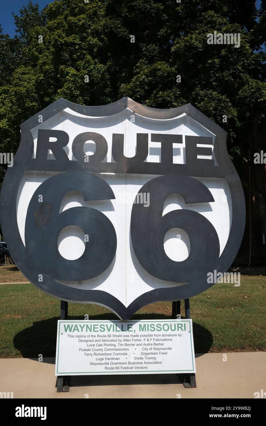 Route 66 panneau surdimensionné à Waynesville, Missouri Banque D'Images