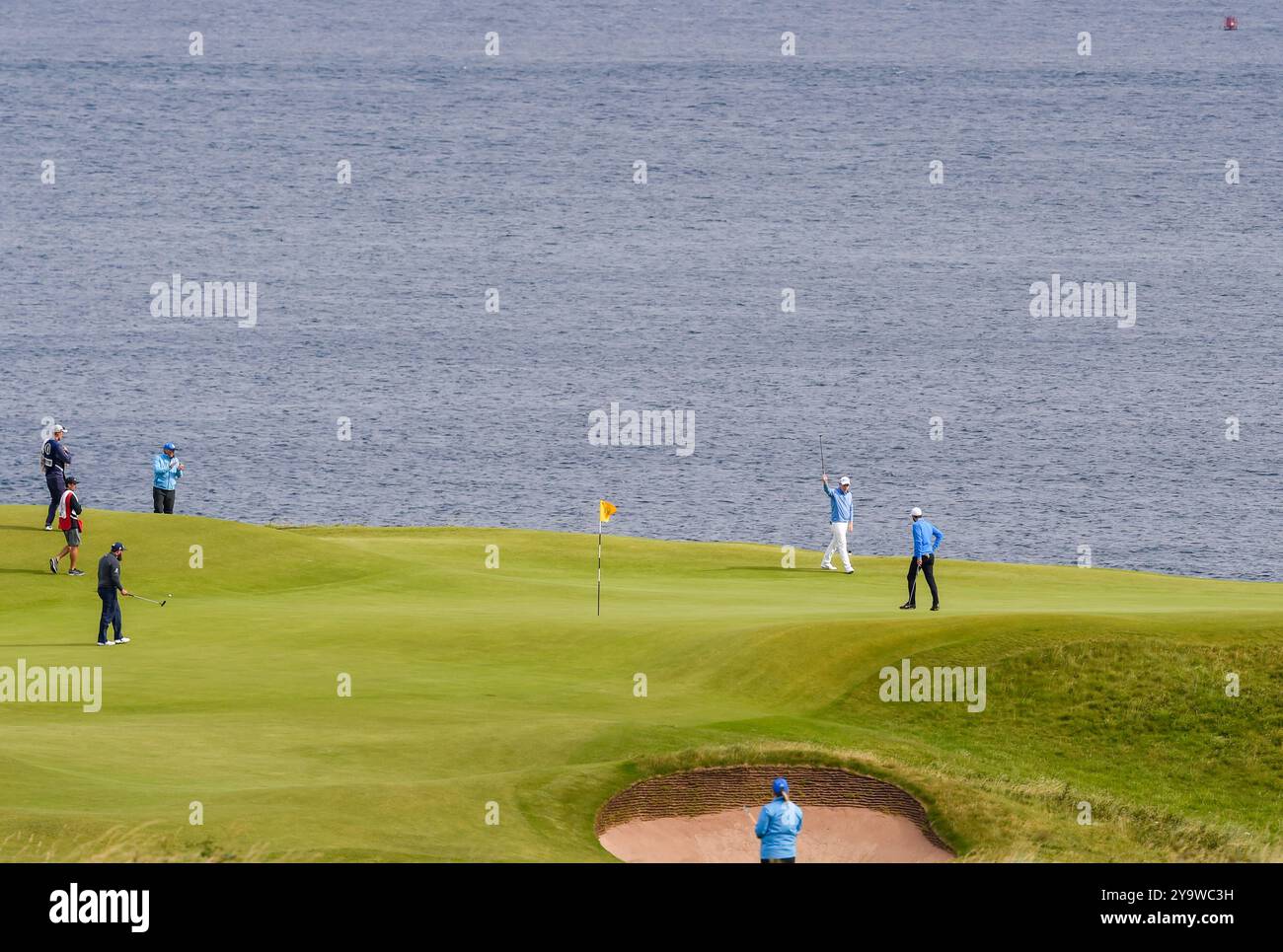 18 juil. 2019 ; Robert Macintyre perce un long putt le 5 au cours de la première manche du tournoi de golf Open Championship au Royal Portrush Golf Club - Dunluce course, Portrush, Irlande du Nord. Banque D'Images